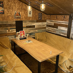 最大6名様がゆったりと座れる贅沢な空間で、一番人気のお席です。心地よいソファに身を委ねながら、リラックスしたひとときをお楽しみいただけます。特に女子会やお子様連れのお客様に大変喜ばれており、友人同士のおしゃべりや家族との楽しい食事に最適な環境です。柔らかいソファに囲まれた落ち着いた雰囲気のお席です。