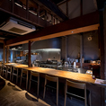 デートに最適なオープンカウンターで、目の前でシェフの技を堪能。素敵なインテリアと美味しい食事が、記念日や誕生日の特別なシーンを彩ります。
