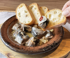 いわしとキノコのアヒージョ　バケット添え