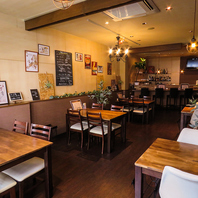 心地よい温もりに包まれる癒やしの店内空間