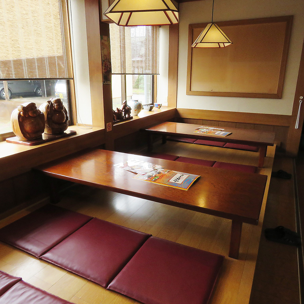 お子様も安心の6名様用お座敷席は、ご家族連れにぴったり！4名様用ソファーテーブル席も完備してます