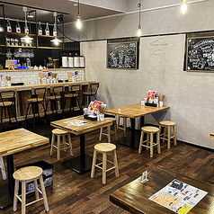 RAKUのメインのテーブル席は、気軽にご利用いただけるよう、選び抜かれた椅子とテーブルを配置しています。解放感ある店内は、まるでカフェのような心地よい雰囲気を醸し出しており、リラックスしてお食事やドリンクを楽しむことができます。友人や家族とのカジュアルなランチやディナーにぴったりです。