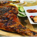 料理メニュー写真&nbsp;鶏肉のグリル、サンバルと新鮮な野菜添え、御飯付き 