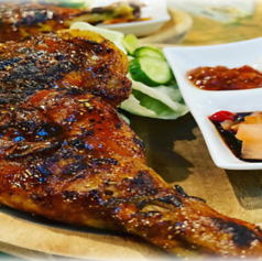 鶏肉のグリル、サンバルと新鮮な野菜添え、御飯付き 