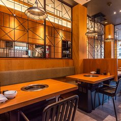 《複数人でもゆったりと寛げるテーブル席です◎》