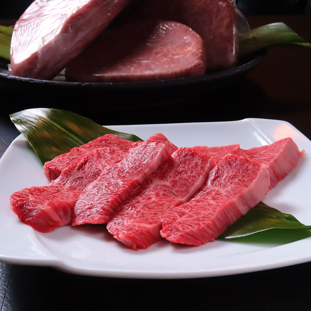 名古屋の名店、炭火香る個室空間で厳選和牛を贅沢に堪能できる炭火焼肉一徳。