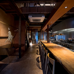 特別な日を演出するカウンター席。目の前で繰り広げられるオープンキッチンは圧巻。デートや記念日にふさわしいインテリアと心に残る美味しさを提供します。