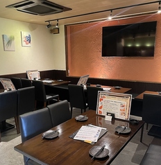 リニューアルしました！広々した空間でゆっくりくつろげるテーブル席となっております！