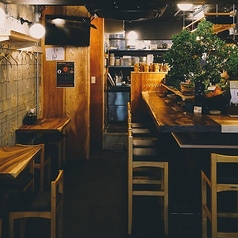 4名様までご利用いただけるテーブル席は、お仕事帰りの同僚との飲み会や、女子会などに最適なお席です。当店は翌朝5時まで営業しておりますので、1軒目はもちろん、2軒目・3軒目利用や、終電を逃してしまった時の始発待ちにも便利！時間を気にせず、ゆっくりと語り合いたい夜にぜひご利用ください。