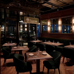 少人数から大人数までご利用いただける、大小様々なお席をご用意しております。