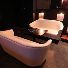 低めのテーブルと座り心地の良いソファーが配置されたお席は、女性グループやカップルから絶大な人気を誇ります。周囲を気にせずくつろげる雰囲気が、プライベート感を高めてくれます。