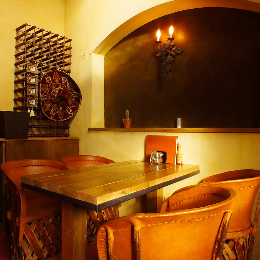 1階カウンター横の4名用テーブル席は、女子会にもおすすめです！