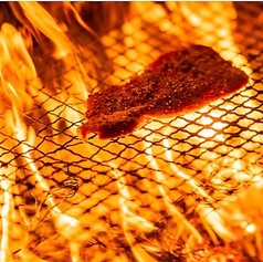 迫力満点な藁焼きの演出