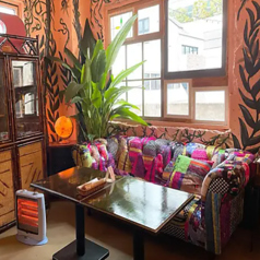 広々としたスペースで、友人や家族との楽しい会話を楽しむのに最適な席です。温かみのあるインテリアが心地よい雰囲気を醸し出し、ゆったりとした時間を過ごせます。特別な日のお祝いからカジュアルなランチまで、あらゆるシーンに対応できるフレキシブルな空間です。