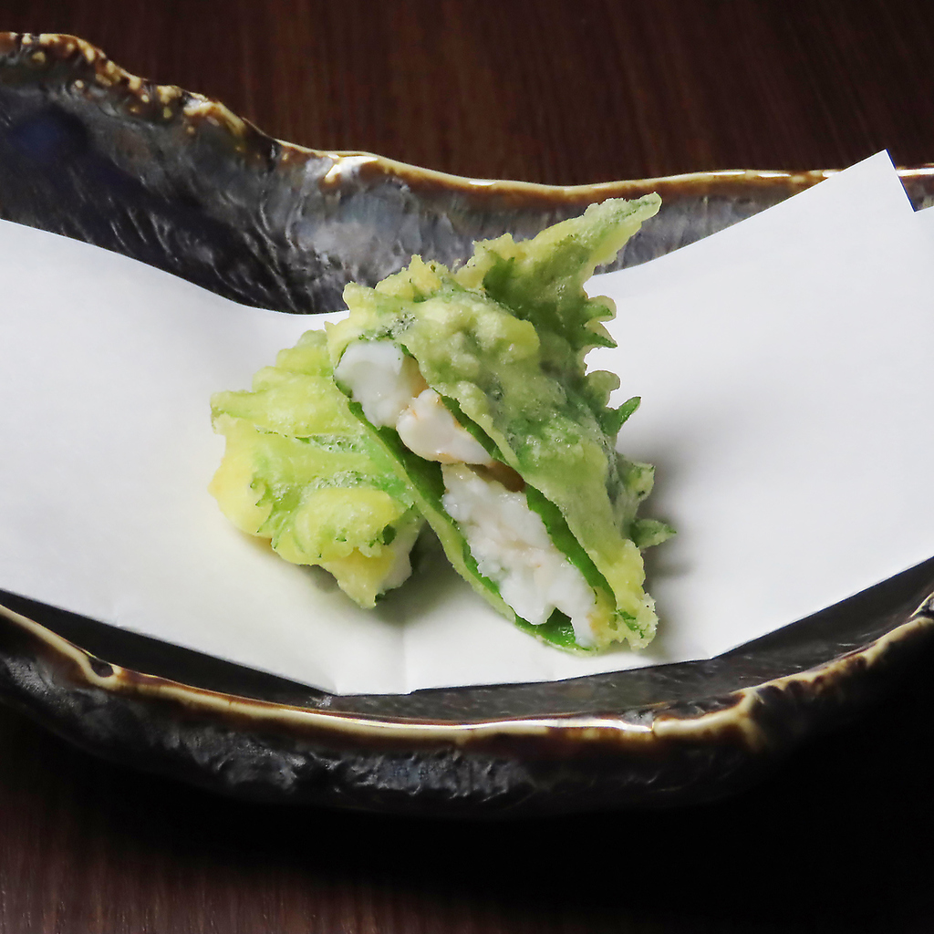 「エビ大葉包み揚げ」大葉を包み込むことでヘルシーに味わえる、食べやすい逸品
