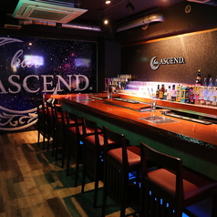 お仕事帰りや二軒目利用に最適なカウンター席は、スタッフとの会話も楽しめる特等席です。間接照明に照らされたスタイリッシュな空間で、お一人様でも気兼ねなくお酒を堪能できます。