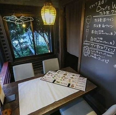 大きなガラス窓で開放感が気持ちの良いお席です。通常は4名掛け個室3部屋ですが、最大20名様がご利用可能な完全個室にもできる、人気のテラス席となっております！また、ご予約制にはなりますがワンちゃんOKのお席ですので、愛犬家の方にもオススメです◎ネット予約や、お気軽にお電話ください（室内です冷暖房完備）