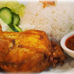 鶏肉の素揚げ、サンバルと新鮮な野菜添え、御飯付き