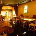 2階席は2名用や4名用、6名用など様々な人数に適応したお席をご用意！