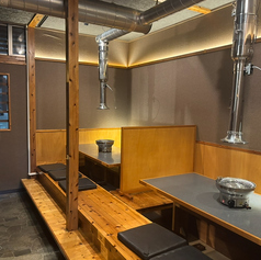 半個室として利用できる掘りごたつ席は、2～14名様の少人数利用に最適。周囲を気にせず過ごすことができて、親しい方との特別なひとときをゆっくり満喫していただけます。