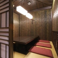 趣のある個室で、季節の彩り豊かな料理をじっくりと堪能。木のぬくもりを感じる落ち着いた空間で、会話が深まる至福の時間。大切な接待や特別な会食にふさわしい、洗練された和の佇まいが心を和ませる。
