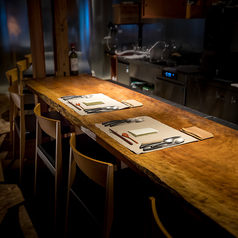 特別な記念日や誕生日は、目の前で調理を愉しめるオープンカウンターで。デートに最適な空間で、素敵なインテリアと美味しい料理が忘れられない思い出を演出します。