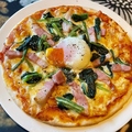 料理メニュー写真&nbsp;半熟玉子 ベーコンとホウレンソウのピザ