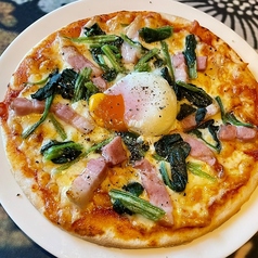 半熟玉子 ベーコンとホウレンソウのピザ