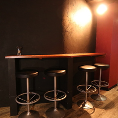 都会の喧騒を忘れて静かにグラスを傾けたい時は、清潔感のあるカウンター席へ。一人で考えにふけったり、大切なパートナーと肩を並べて語らったりと、自由なスタイルでご利用いただけます。