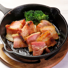 旨味凝縮!厚切りベーコンのスキレットステーキ
