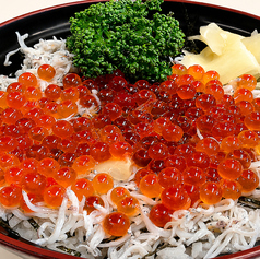 いくらとたっぷり釜揚げしらす丼