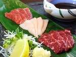 新鮮な馬刺しをご用意。淡白でありながらもしっかりとした旨味があり、脂肪分が少なくヘルシーです◎