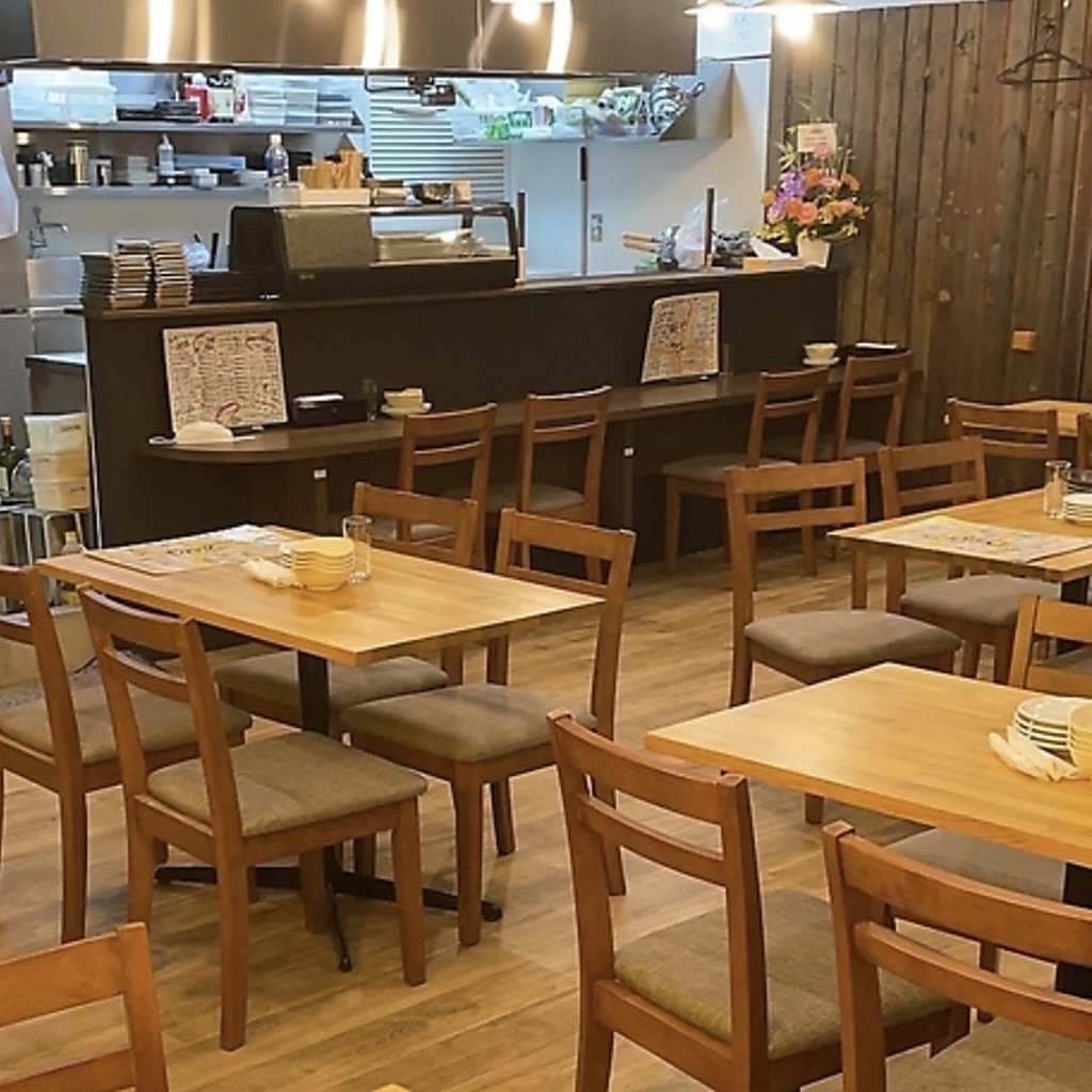 程よい距離感でゆったりと過ごせる店内。少人数から大人数まで幅広く使えて居心地の良さが魅力です♪