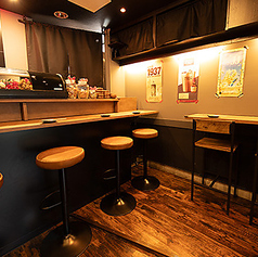 【カウンター】着席時で5名、立ち飲みで最大6名様までご利用可能です◎お連れ様と近い距離で、お酒や会話をお楽しみいただけます♪