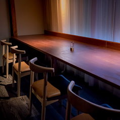 目の前で体験する美食の世界。オープンカウンターはデートや記念日に最適です。素敵なインテリアと美味しい食事が、大切な日をより一層輝かせることでしょう。