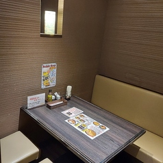 【2～4名掛け　個室テーブル席】少人数でご利用頂ける個室。接待やデートに最適。落ち着いた空間をご提供します。3席のみな為、人気席です。お問い合わせはお早めに