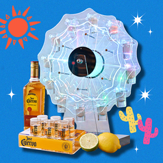 フロアの視線を釘付けにする『光るテキーラ観覧車』