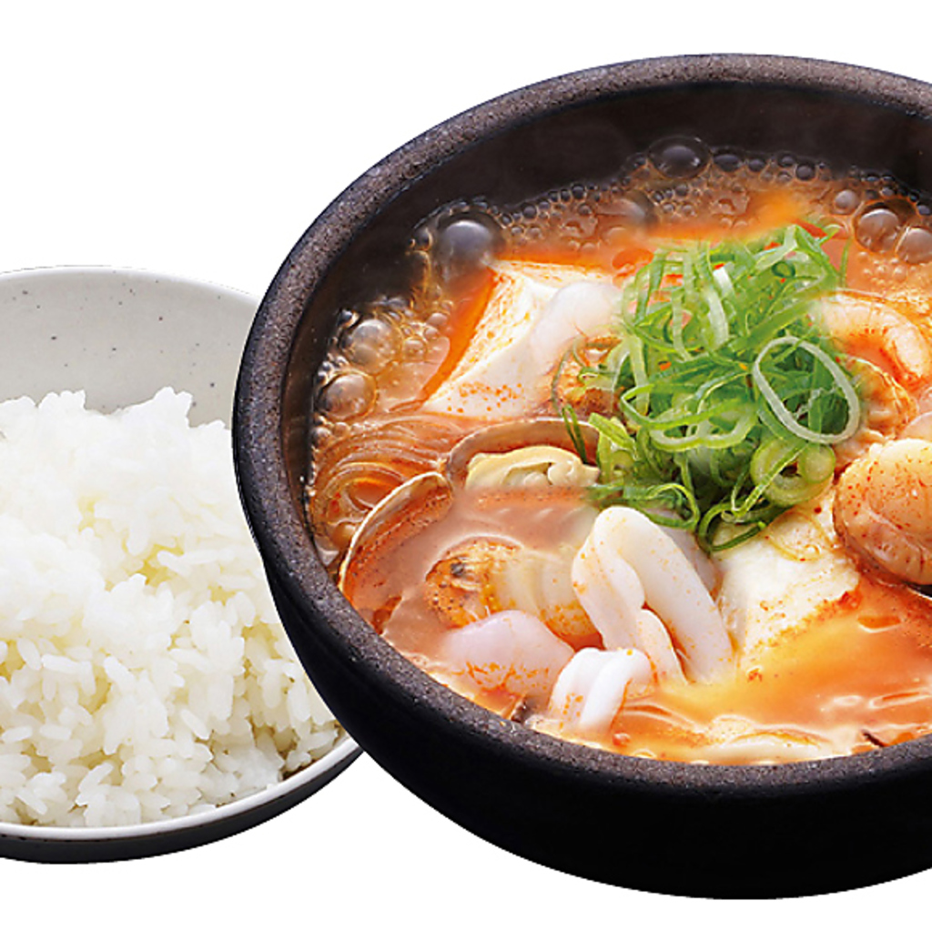 ご飯＆スン豆腐は相性抜群！お腹いっぱい食べられる定食のご用意もあります。追加料金でご飯大盛も◎