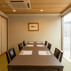 落ち着いた雰囲気の個室は、デートや大切な接待にも最適です。旬の食材を使った料理は、四季折々の味を楽しめる嬉しいポイント。仲間との宴会や、二人の特別な日にもぴったりな空間が広がります。