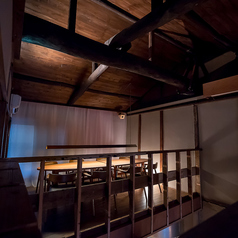 大切な人との特別な時間を。目の前で繰り広げられるオープンカウンターは、デートや記念日にぴったり。素敵なインテリアと美味しい食事が、思い出に残る一日を創ります。