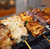 外は香ばしく中はジューシーな肉汁が溢れる自慢の焼鳥！