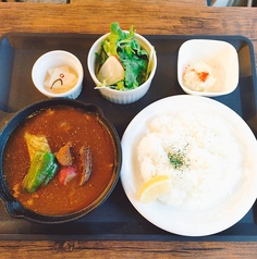 レモンをかけて食べるスパイシースープカレー