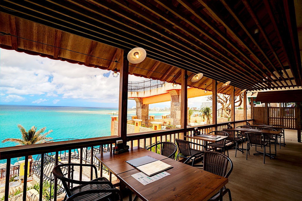 西海岸を一望できる海沿いのテラス席。水平線を眺めながら贅沢なひと時を☆