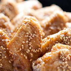 【手羽先の唐揚げ】テイクアウトでも大人気のてばから。スパイスが効いていて何本でも食べられるおいしさ。の写真