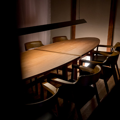 記念日や誕生日の利用に最適なオープンカウンター。目の前で楽しむシェフのパフォーマンスと、素敵なインテリアが織りなす空間で、美味しい食事をご堪能ください。