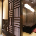 静けさに包まれた特別な個室。職人の技が光る逸品を、ゆったりと楽しむ贅沢なひととき。格式ある佇まいが、記念日やおもてなしの席をより格別なものへと導く。