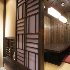 静けさに包まれた特別な個室。職人の技が光る逸品を、ゆったりと楽しむ贅沢なひととき。格式ある佇まいが、記念日やおもてなしの席をより格別なものへと導く。