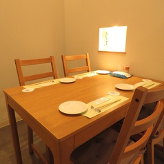 《4名様個室》テーブル個室となります。各種ご宴会や接待、ご家族でのお食事にオススメのお席となっております。