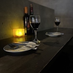 お客様同士の距離が近く、自然と会話が弾むカウンター席。落ち着いた雰囲気の中で、本格イタリアンを肩ひじ張らずに楽しめます。お一人様の食事や、友人との気軽なひとときにピッタリのお席です。