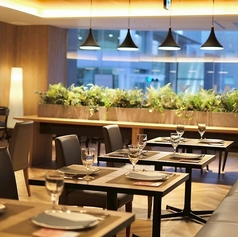 着席の場合は最大で60名、立食の場合は最大で120名まで収容可能。エリア内には専用のビュッフェ台があり、ダイニングエリアを広々と使える点が魅力的。椅子やテーブルを動かせば、自由な空間作りが叶います。